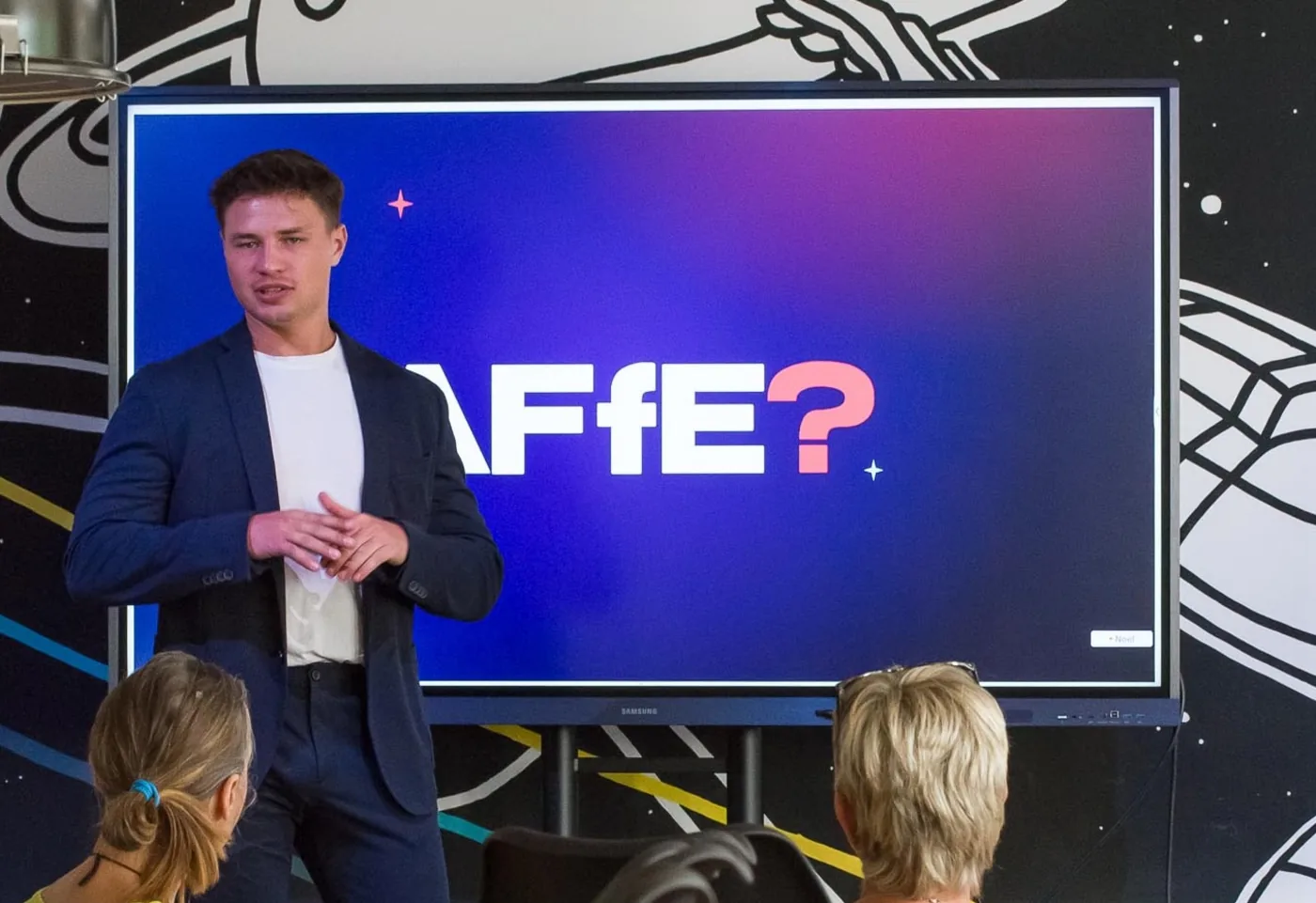 Vincent Noel Dohr bei einem Seminar des Bildungsinstituts AFfE auf der Bühne